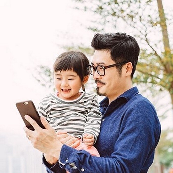 somfy-smart-home-family-man-kid-smartphone